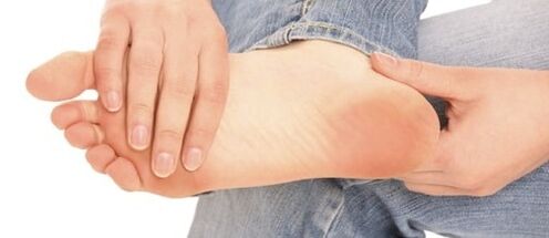 Ko stopala prizadenejo glivice, se stopala začnejo luščiti
